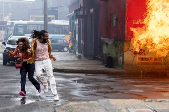Nesta segunda em 'Volta por Cima', Madalena (Jessica Ellen) e Jão (Fabricio Boliveira) fogem de guerra entre facções