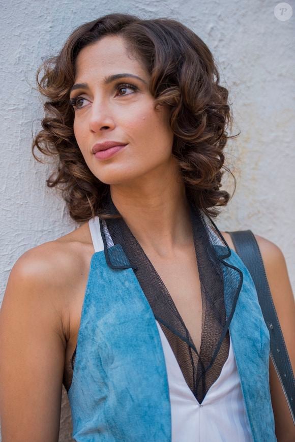 Tereza (Camila Pitanga) resolve trazer a namorada francesa de Miguel (Gabriel Leone) para o Brasil, a fimd e afastá-lo de Olívia (Giullia Buscaccio), na novela 'Velho Chico', em junho de 2016