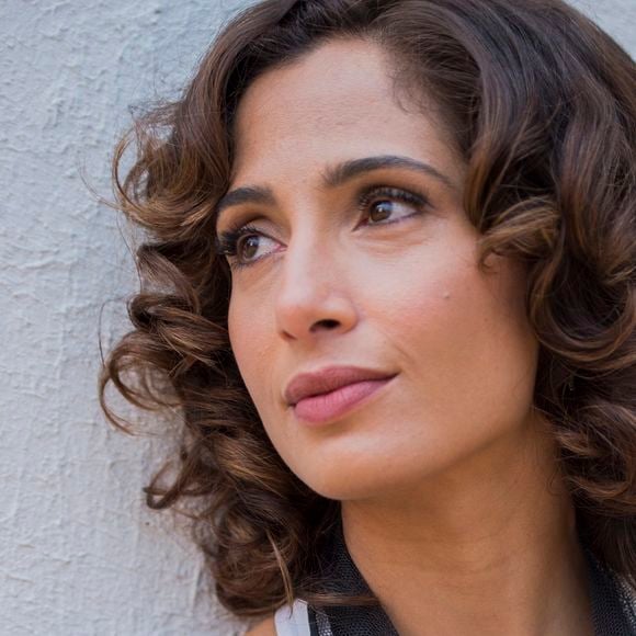 Tereza (Camila Pitanga) resolve trazer a namorada francesa de Miguel (Gabriel Leone) para o Brasil, a fimd e afastá-lo de Olívia (Giullia Buscaccio), na novela 'Velho Chico', em junho de 2016