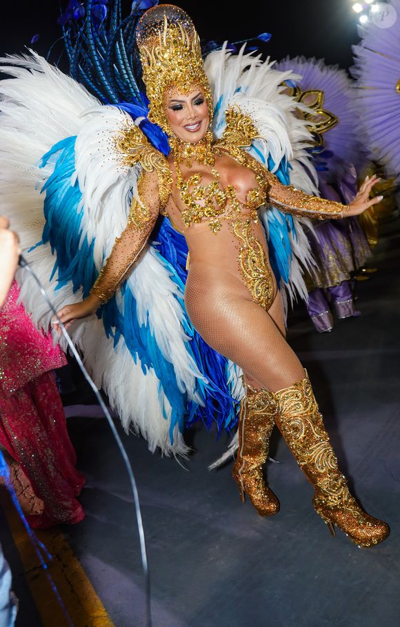 Carnaval 2025: Camila Prins, da Colorado do Brás, é a primeira rainha trans a desfilar no Grupo Especial em São Paulo