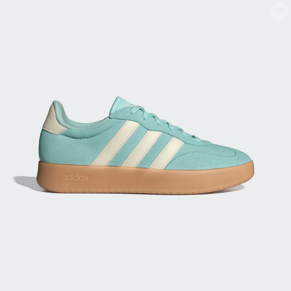Alternativa às clássicas Samba, o modelo Adidas Barreda surge como versão mais acessível, mantendo a estética retrô que consagrou a Adidas no street style global