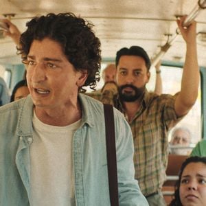 Johnny Massaro interpreta Márcio, um homem que entra em contato com o material radioativo e tenta conscientizar outras pessoas do perigo da contaminação