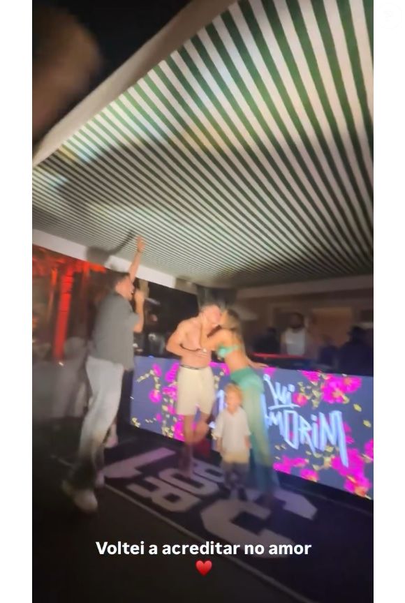 Tata Estaniecki e Júlio Cocielo se beijaram após um mês separados. 'Voltei a acreditar no amor', afirmou o cantor Felipe Amorim