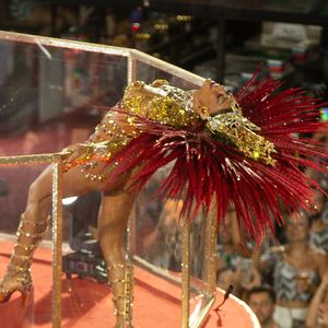 Carnaval 2026: Juliana Paes atraiu holofotes com performance exuberante em carro alegórico
