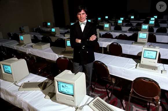 Steve Jobs foi o idealizador e fundador da Apple, junto de Steve Wozniak e Ronald Wayne em 1976