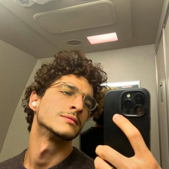 Jullio Reis tem 28 anos, é nascido no Rio de Janeiro e trabalha como modelo
