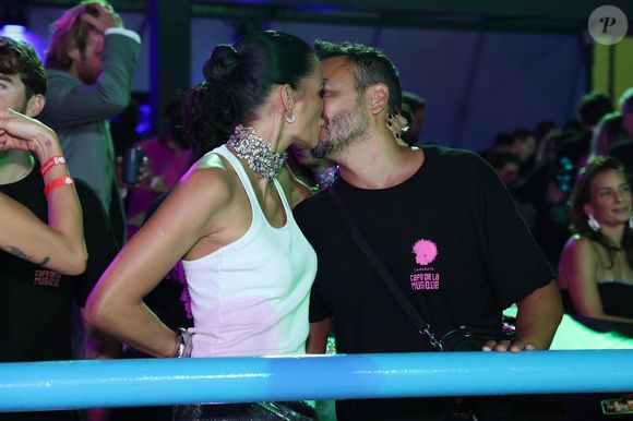 Beijo de Fernanda Motta no marido, Roger Rodrigues no Carnaval 2025 do Rio