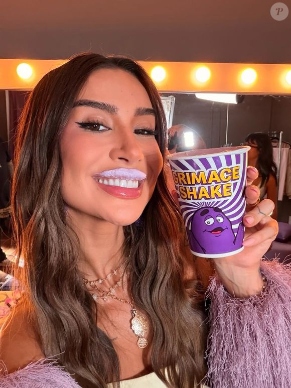 Bianca Andrade posou com o Shake do Grimace durante campanha do McDonald’s Brasil em 2026