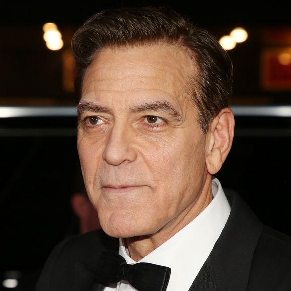 George Clooney também contou que a esposa achou a mudança engraçada e que os filhos riem do seu cabelo