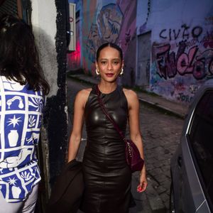 Taís Araújo combinou tênis e um pretinho básico para ir à festa de aniversário de Humberto Carrão