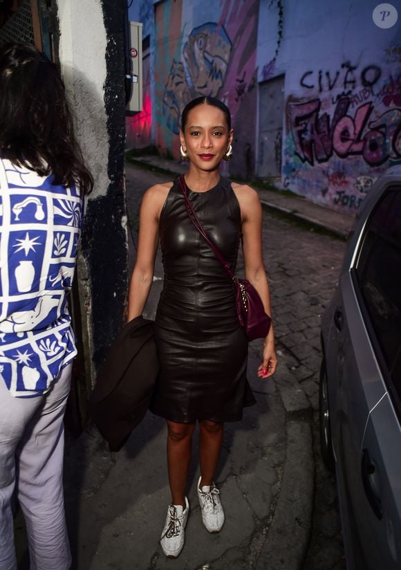 Taís Araújo combinou tênis e um pretinho básico para ir à festa de aniversário de Humberto Carrão