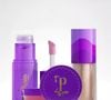 Entre tratamento e acabamento, os lip oils ganham destaque por unir hidratação e brilho confortável. Eles são ideais para quem busca um efeito saudável imediato sem pesar. O Lip Oil Pequizinho, de Pudim Beauty, é um exemplo desse cuidado prático que já transforma a aparência dos lábios. 'Lábios bem cuidados fazem toda a diferença no resultado final da maquiagem', destaca Chloé Gaya