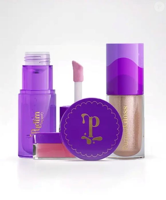 Entre tratamento e acabamento, os lip oils ganham destaque por unir hidratação e brilho confortável. Eles são ideais para quem busca um efeito saudável imediato sem pesar. O Lip Oil Pequizinho, de Pudim Beauty, é um exemplo desse cuidado prático que já transforma a aparência dos lábios. 'Lábios bem cuidados fazem toda a diferença no resultado final da maquiagem', destaca Chloé Gaya
