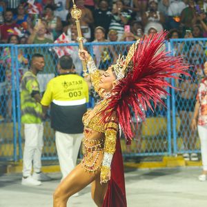 Juliana Paes surgiu exuberante como Rainha da Unidos de Viradouro