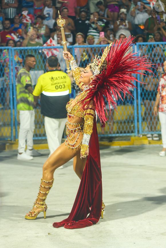 Juliana Paes surgiu exuberante como Rainha da Unidos de Viradouro
