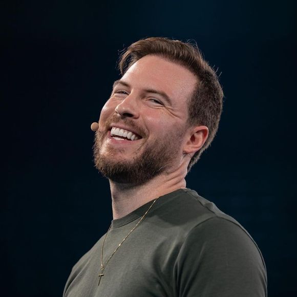 Thiago Nigro se tornou um dos assuntos mais comentados neste sábado (04)