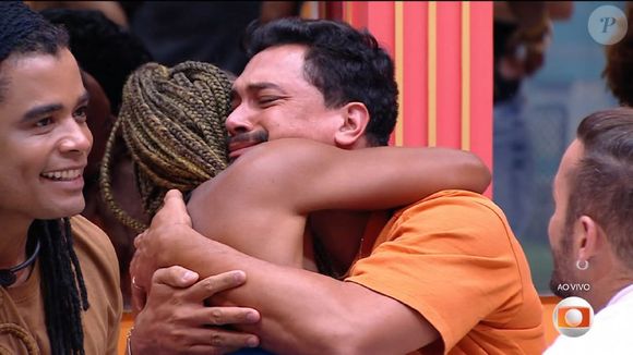 Aline chora e abraça Vinícius, após continuar no 'BBB 25'