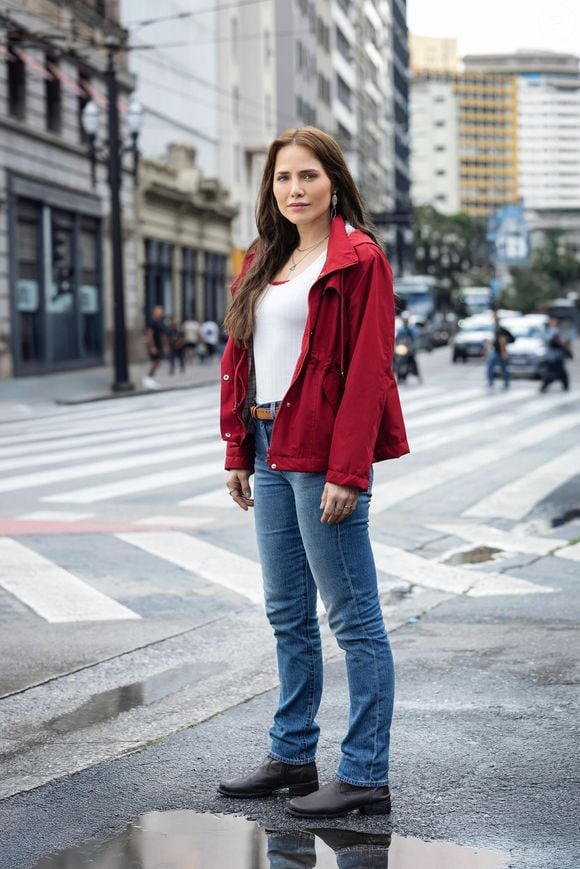 Com figurino assinado por Mariana Sued e Flavia Costa, divulgado na segunda-feira (6), Letícia Colin constrói uma Adriana contemporânea em “Quem Ama, Cuida”, apostando em um visual funcional com corta-vento vermelho, regata branca, jeans claro com cinto bege e botas Chelsea, reforçando a estética prática e urbana da nova protagonista da TV Globo