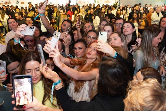 O resultado da produção de Marina Ruy Barbosa pode ser definido como "Boho-Glam", uma estética que combina o romantismo e o luxo com elementos mais descontraídos e cheios de personalidade. A atriz de 31 anos ainda causou tumulto entre as fãs presentes no evento em São Paulo