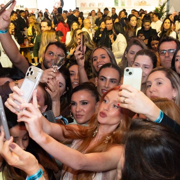O resultado da produção de Marina Ruy Barbosa pode ser definido como "Boho-Glam", uma estética que combina o romantismo e o luxo com elementos mais descontraídos e cheios de personalidade. A atriz de 31 anos ainda causou tumulto entre as fãs presentes no evento em São Paulo