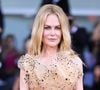 Nicole Kidman é adepta da dieta 80/20: durante 80% do tempo, a alimentação é equilibrada e rica em vegetais, proteínas magras, grãos integrais e gorduras boas. Nos outros 20%, a atriz permite pequenas indulgências, como doces, pizza e até vinho.