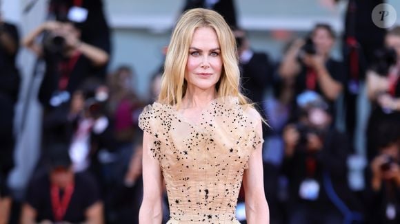Nicole Kidman é adepta da dieta 80/20: durante 80% do tempo, a alimentação é equilibrada e rica em vegetais, proteínas magras, grãos integrais e gorduras boas. Nos outros 20%, a atriz permite pequenas indulgências, como doces, pizza e até vinho.