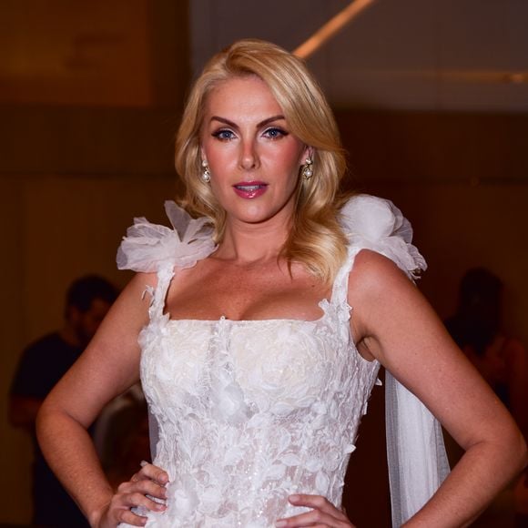 Apesar de ter dito 'estar pronta', Ana Hickmann ainda não vai se casar e estava apenas sendo modelo de noiva em um evento