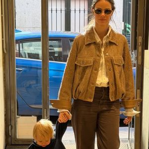 Hospedados no luxuoso Rosewood Villa Magna, Chay Suede e Laura Neiva curtem viagem com os três filhos na capital espanhola