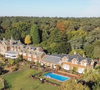 Além dos quartos e amplos ambientes, Park House tinha elementos que marcaram a infância dos irmãos Spencer. Segundo Charles Spencer em 'O Canto do Cisne: Diana, Minha Irmã', a propriedade contava com jardim, quadra de tênis e piscina, além de espaços criados especialmente para as crianças, como a casa na árvore construída para ele e o “den” usado por Diana