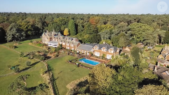 Além dos quartos e amplos ambientes, Park House tinha elementos que marcaram a infância dos irmãos Spencer. Segundo Charles Spencer em 'O Canto do Cisne: Diana, Minha Irmã', a propriedade contava com jardim, quadra de tênis e piscina, além de espaços criados especialmente para as crianças, como a casa na árvore construída para ele e o “den” usado por Diana