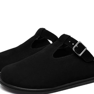 Por menos de R$ 100, o clog da Dubuy vendido na Renner aposta na camurça e na fivela para trazer a tendência do inverno a um preço acessível