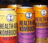 O kombucha pode ser feito em casa, mas é constantemente encontrado envasado em grandes comércios