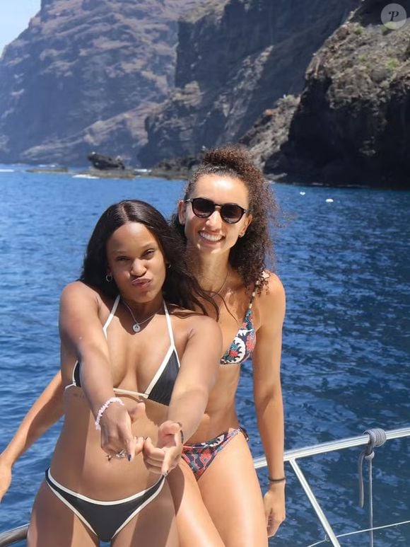 Rebeca Andrade e Gabi Guimarães estão aproveitando dias de muito sol e banhos de mar pelas Ilhas Canárias, na Espanha