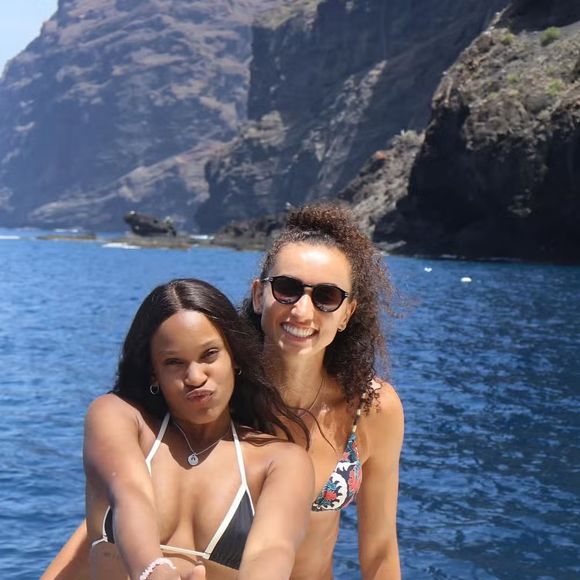 Rebeca Andrade e Gabi Guimarães estão aproveitando dias de muito sol e banhos de mar pelas Ilhas Canárias, na Espanha