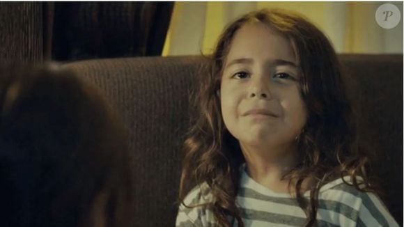 Melek arruma confusão com um grupo de meninos e Zeynep finalmente a encontra, mas a garota foge novamente.