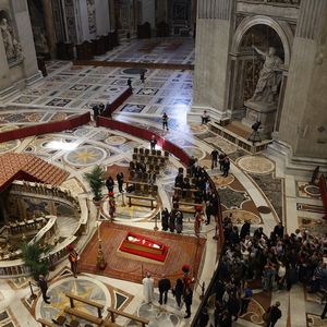 Corpo do Papa Francisco mantém uma distância dos fiéis por segurança