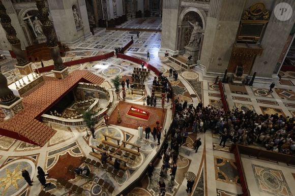 Corpo do Papa Francisco mantém uma distância dos fiéis por segurança