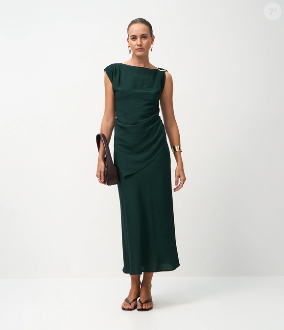 A combinação entre saia ampla e blusa assimétrica verde-musgo da Renner cria um efeito equilibrado que favorece diferentes tipos de corpo e reforça a proposta elegante da produção