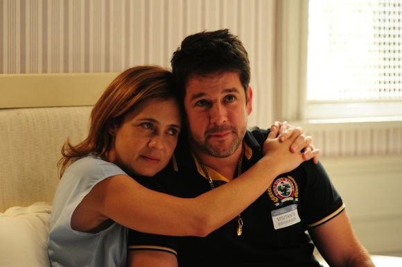 Tufão recebe a notícia de que o carro de Carminha foi encontrado e Nina se preocupa.