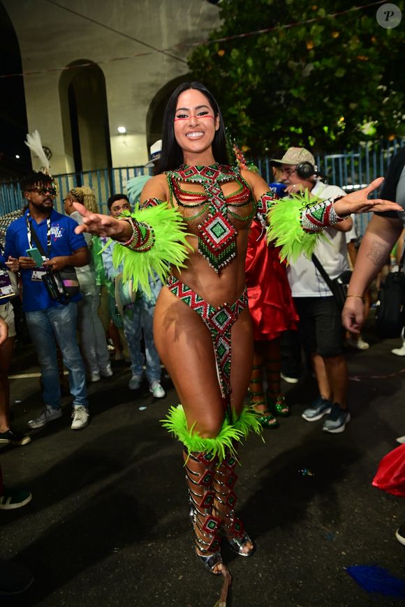 A ex-BBB Isabelle Nogueira surgi em fantasia poderosa da índia Jurema