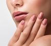 O esmalte bege com fundo rosado também é uma excelente opção para dias de Inverno
