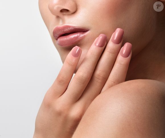 O esmalte bege com fundo rosado também é uma excelente opção para dias de Inverno