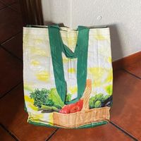 Eu não sabia, mas se reaproveitarmos uma bolsa de mercado quebrada podemos fazer esse organizador prático para o porta-malas do carro