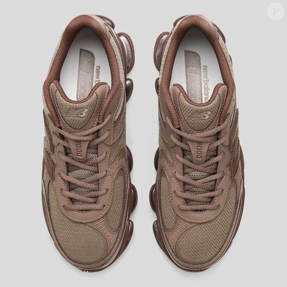 O New Balance 2000L ABZORB tem uma combinação de tons de marrom que remete à cor trufa e traz a inspiração esportiva dos anos 2000 para produções que podem acompanhar diferentes momentos do dia