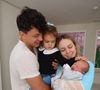 Júlio Cocielo e Tata Estaniecki em foto de família logo após o nascimento do filho caçula
