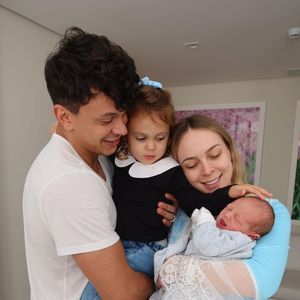 Júlio Cocielo e Tata Estaniecki em foto de família logo após o nascimento do filho caçula