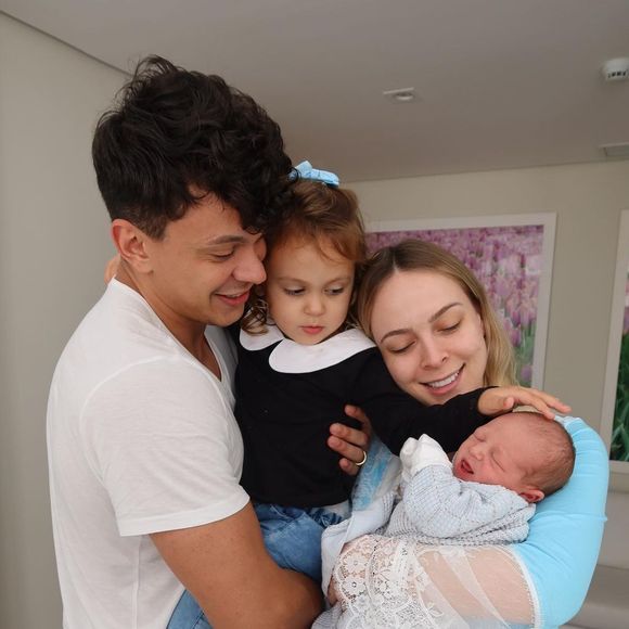 Júlio Cocielo e Tata Estaniecki em foto de família logo após o nascimento do filho caçula