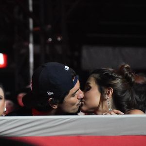 Gabriel Medina troca beijos apaixonados com Isabella Arantes durante show de Jorge e Mateus