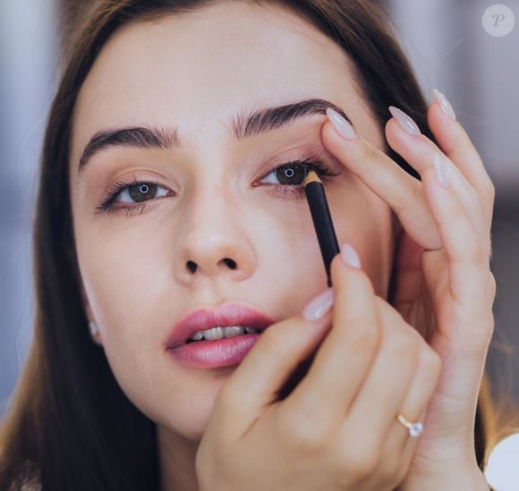 Segundo a maquiadora profissional Inma Novillo, em mulheres com mais de 60 anos, o lápis escuro na linha d'água pode fazer com que os olhos pareçam menores, tirar o frescor do olhar e deixar as feições mais pesadas