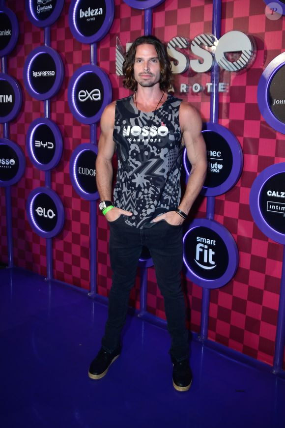 Desfile das Campeãs 2025: Jonatas Faro também apostou na simplicidade, usando apenas uma calça preta e abadá